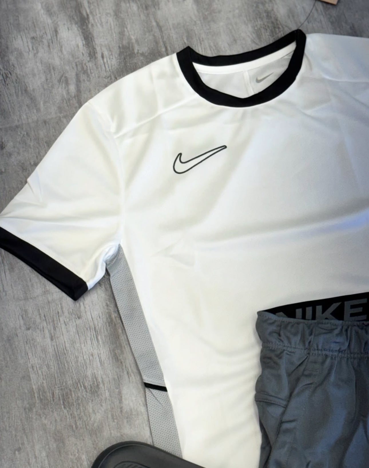 Kit Nike Academy 2025 + Chinelo Victori One