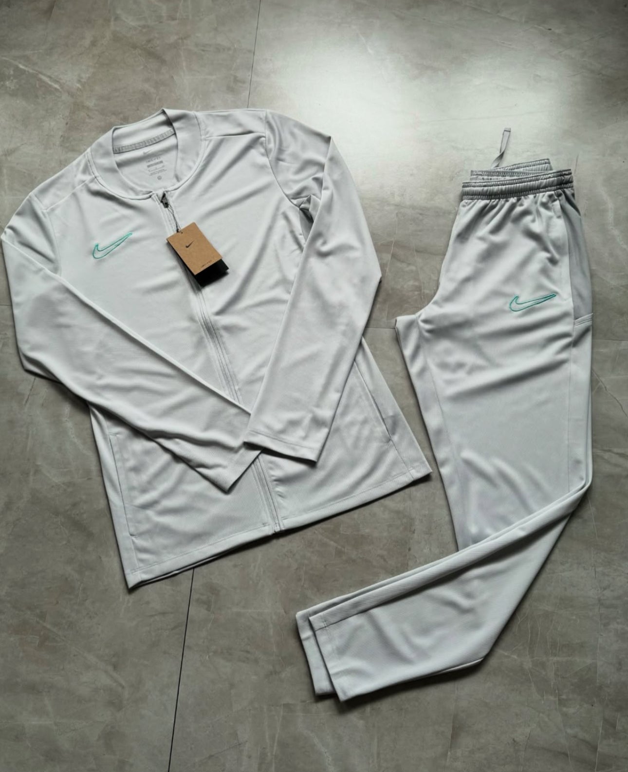 Conjunto Nike DRI-FIT 2025 (ice frozen)