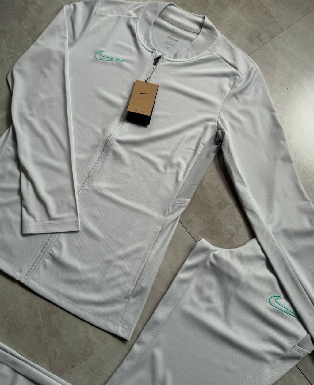 Conjunto Nike DRI-FIT 2025 (ice frozen)