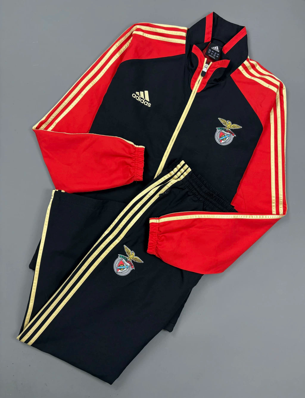 Conjunto Adidas Benfica - Preto/Vermelho/Dourado