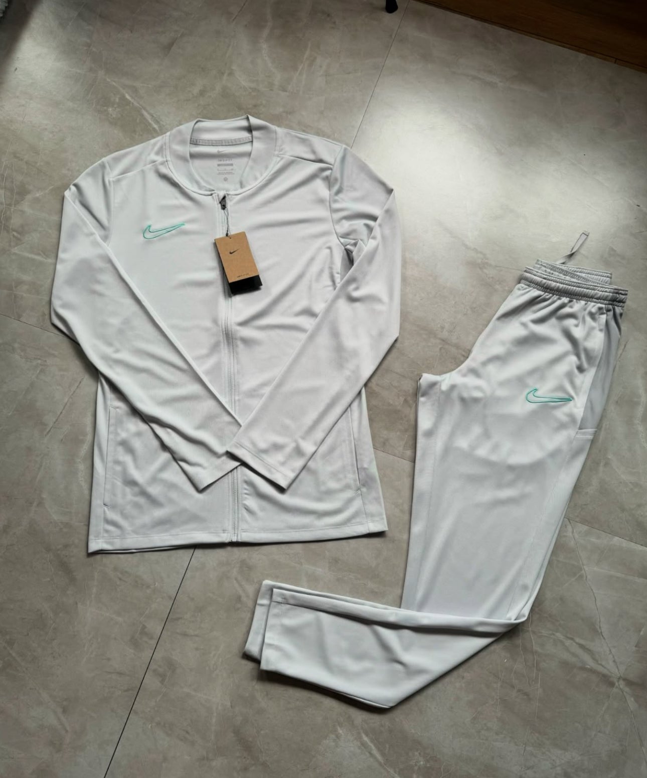 Conjunto Nike DRI-FIT 2025 (ice frozen)