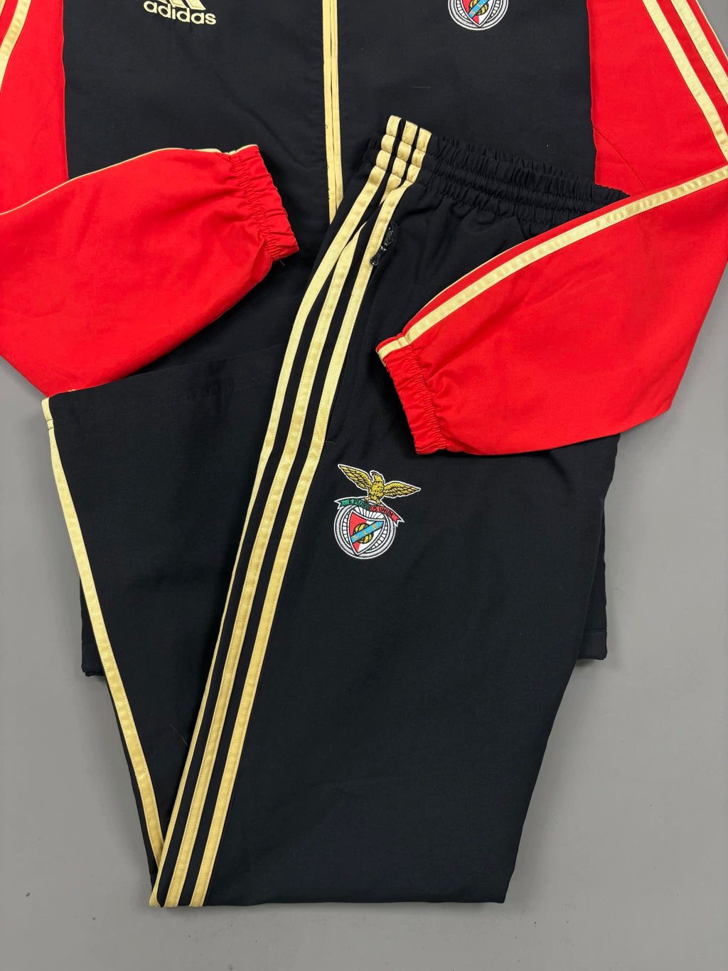 Conjunto Adidas Benfica - Preto/Vermelho/Dourado