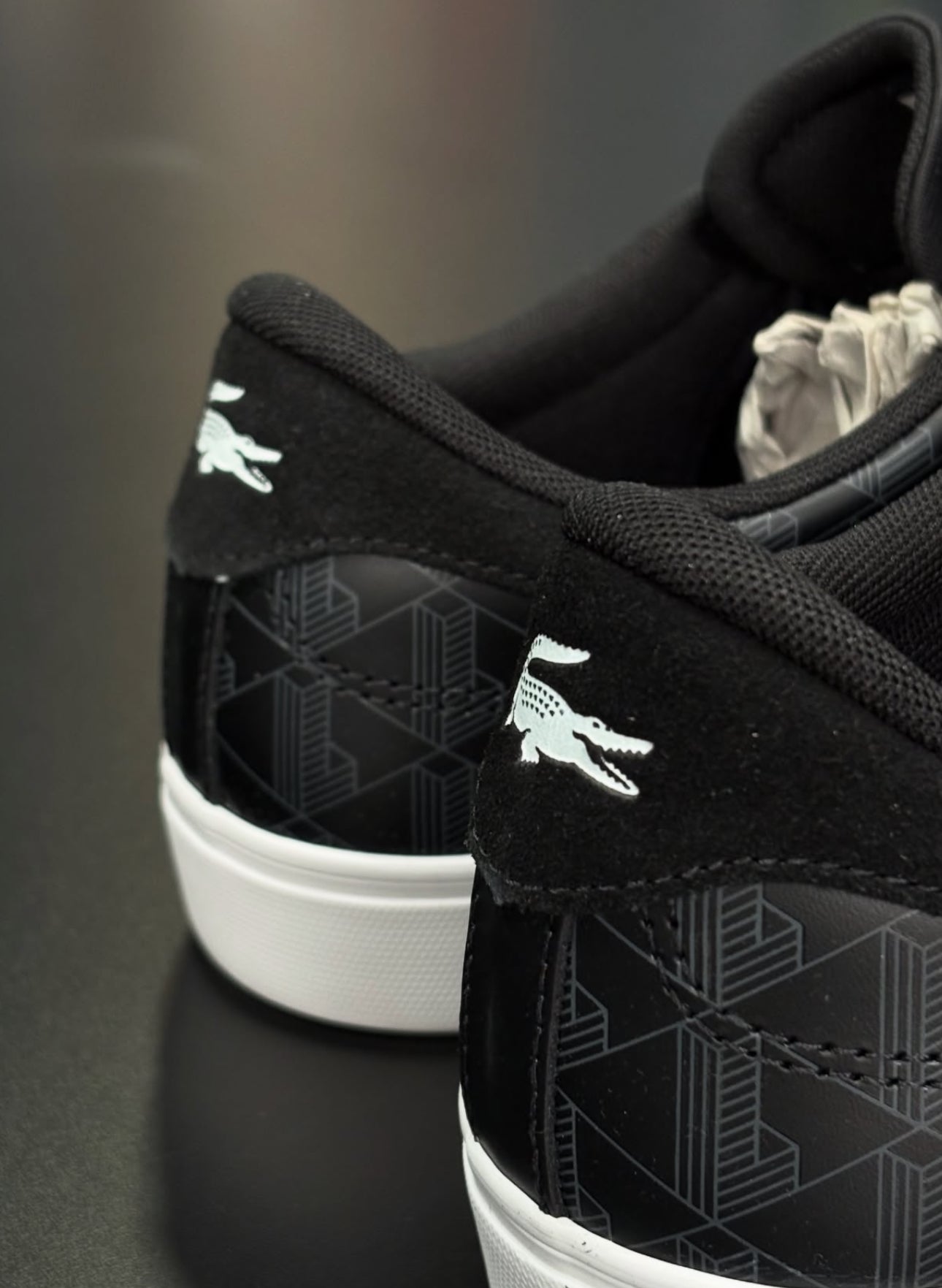 TÊNIS LACOSTE
POWERCOURT
"MONOGRAMA"