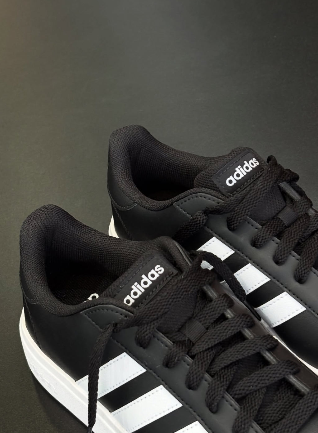 Tênis adidas Low