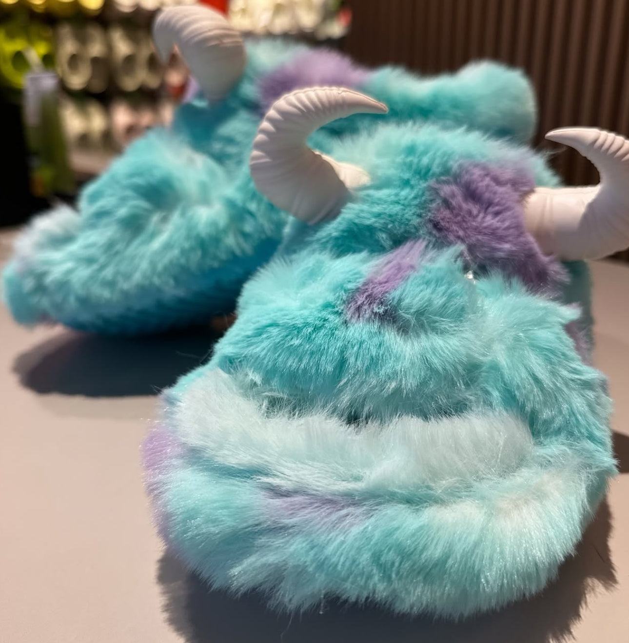 Crocs Monsters Inc. Sulley parques da Disney M8W10