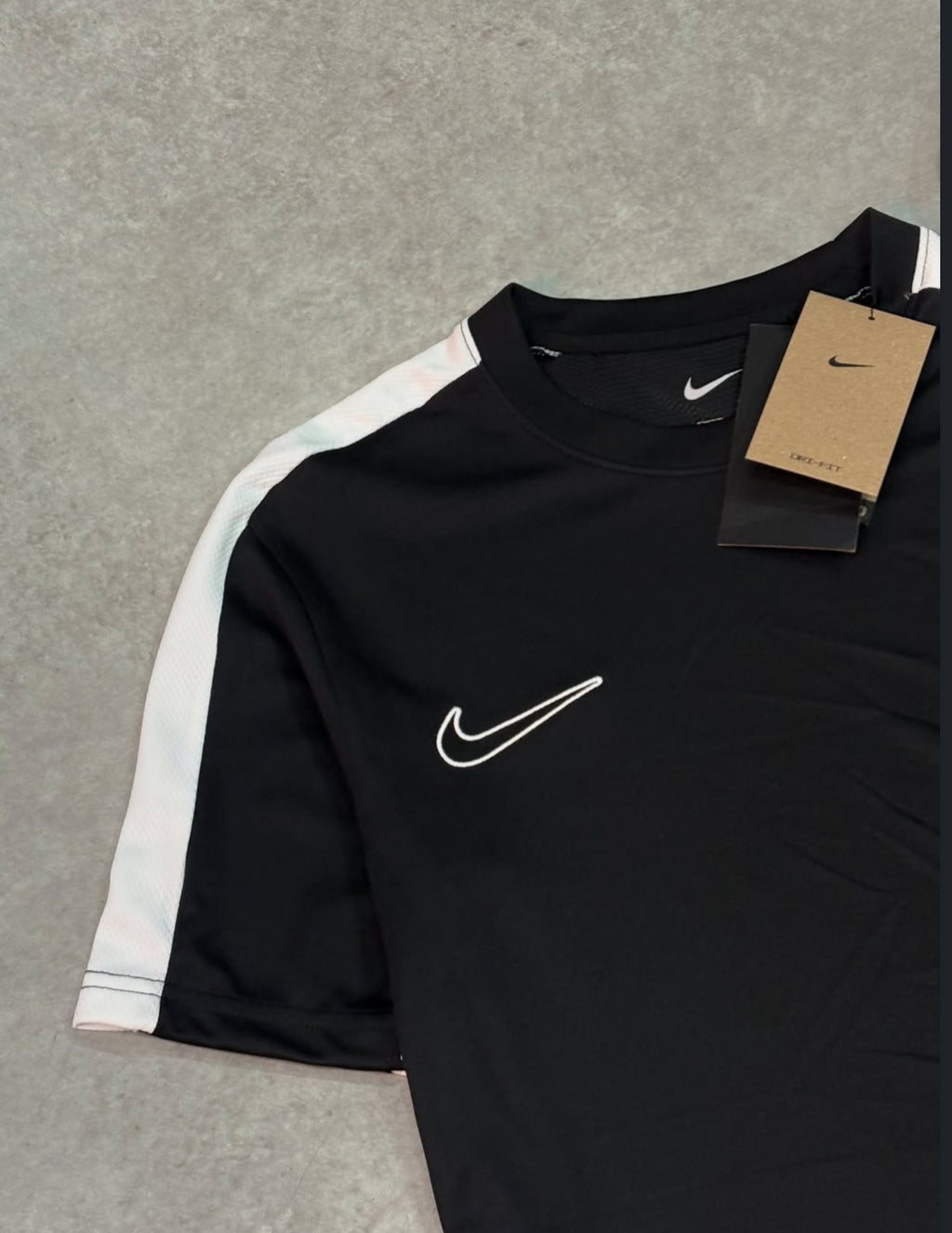 Kit completo Nike Academy + Chinelo Victori One